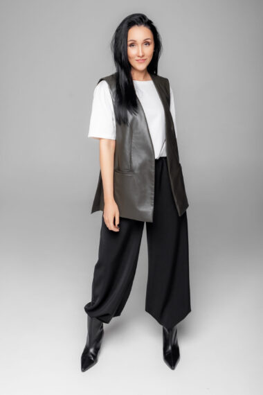 Ādas imitācijas veste olīvzaļā tonī