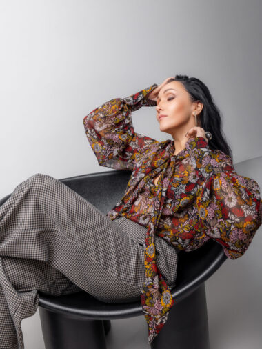 Blūze ar angļu banti puķainā rakstā