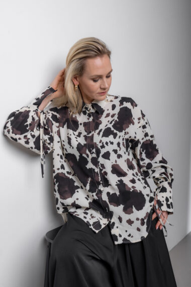 Blūze ar izteiksmīgām piedurknēm